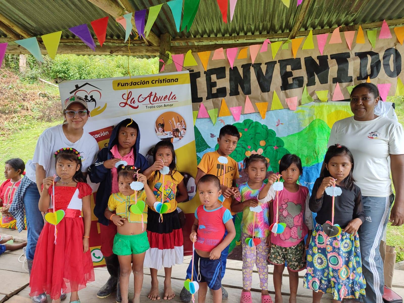 Niños y voluntarias de la Fundación Cristiana La Abuela en una actividad comunitaria